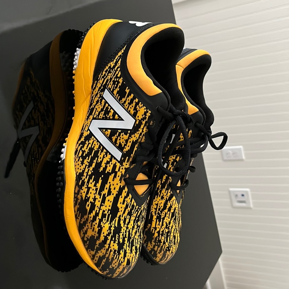 Brand new no tags mens softball cleats size 9.5 New balance 4040